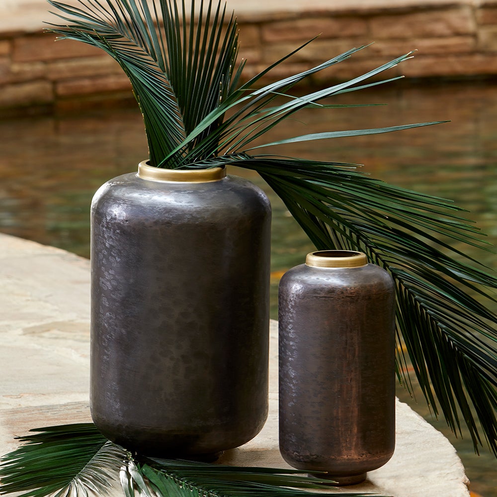 Akita Vase | Black - Large - Image 10