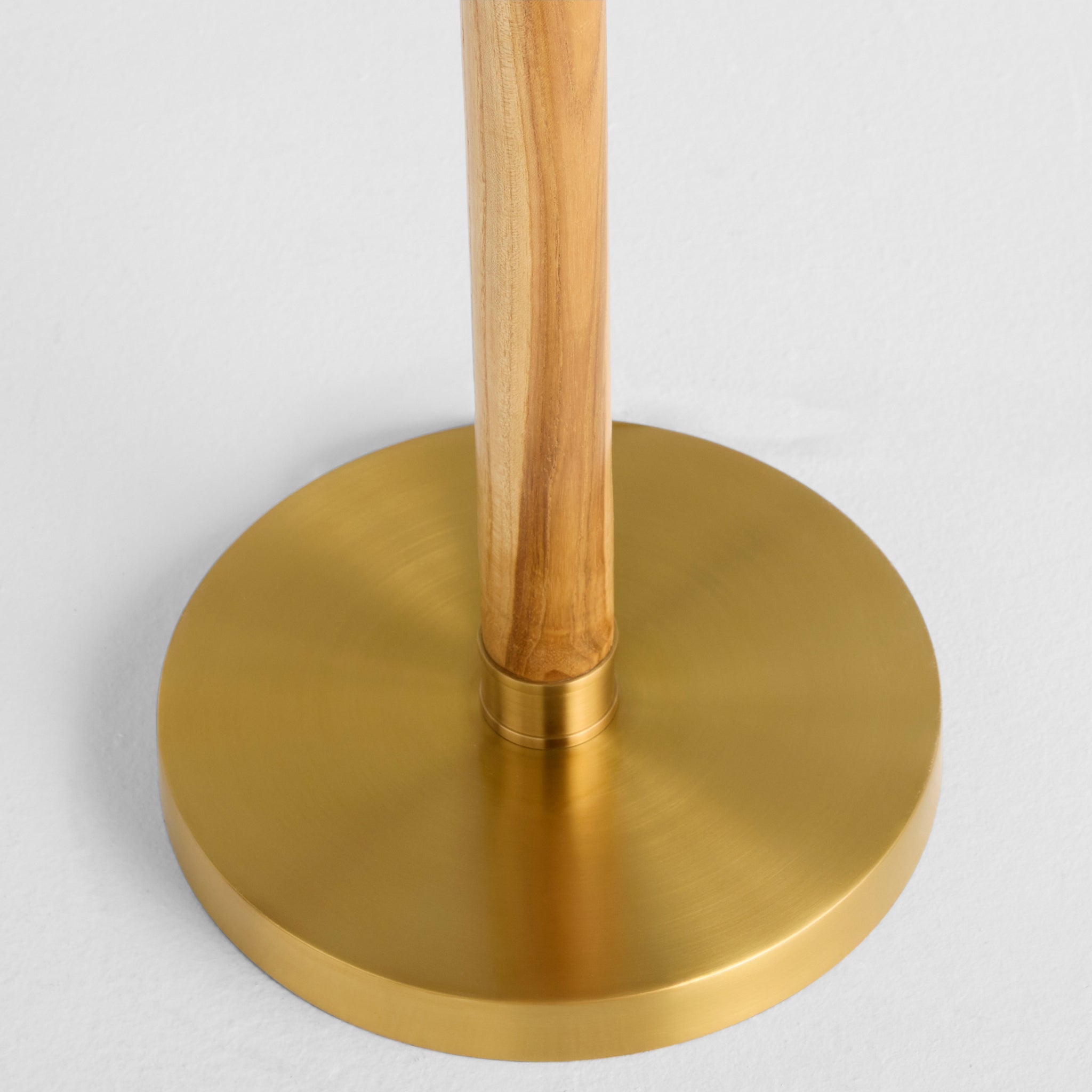 音衣⭐︎テーブル Broadway Floor Lamp | Antique Brass | Teak - Cyan Design